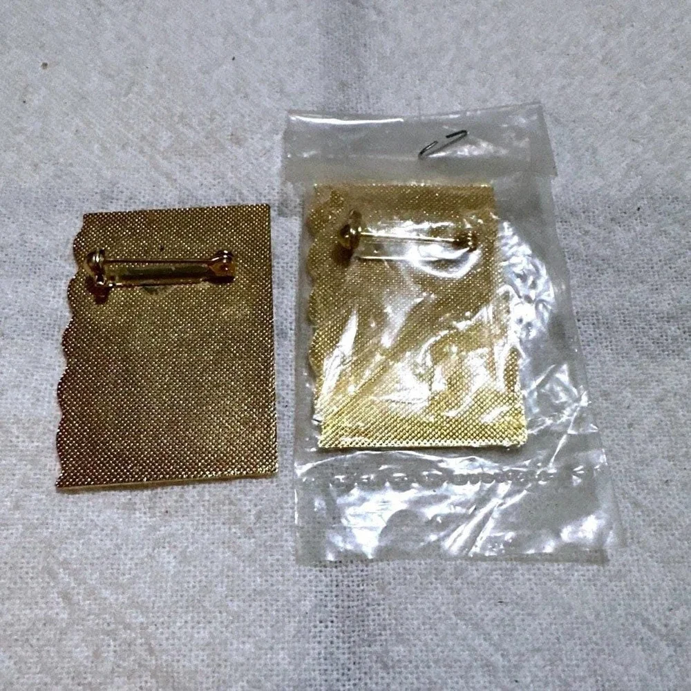 Reach to Recovery Breast Cancer Awareness Enamel Lapel‎ Pins Gold White Set of 2